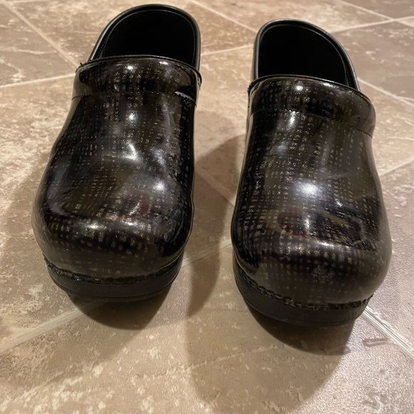 Dansko XP Metallic Striped Professional Clogs - Womens Size 39 (US Size 8.5-9) - Picture 5 of 9